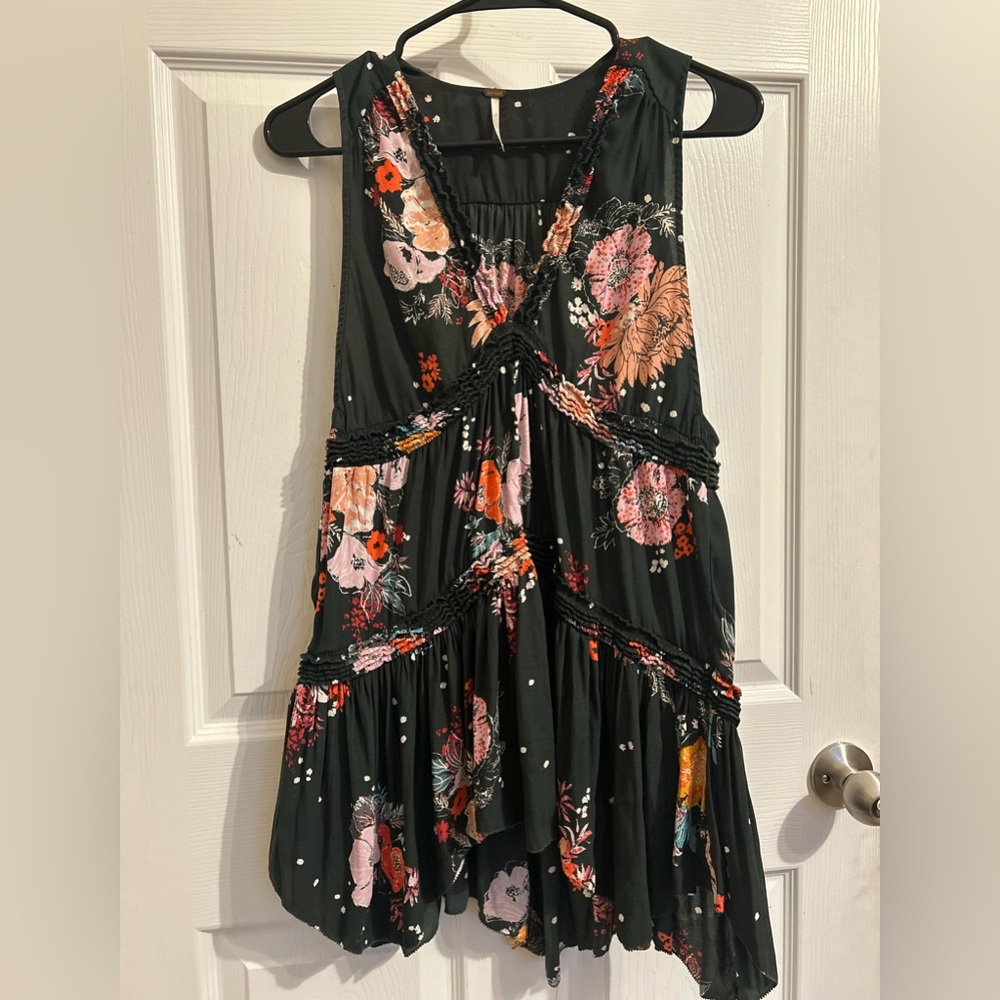Black floral and flowy Free people top!